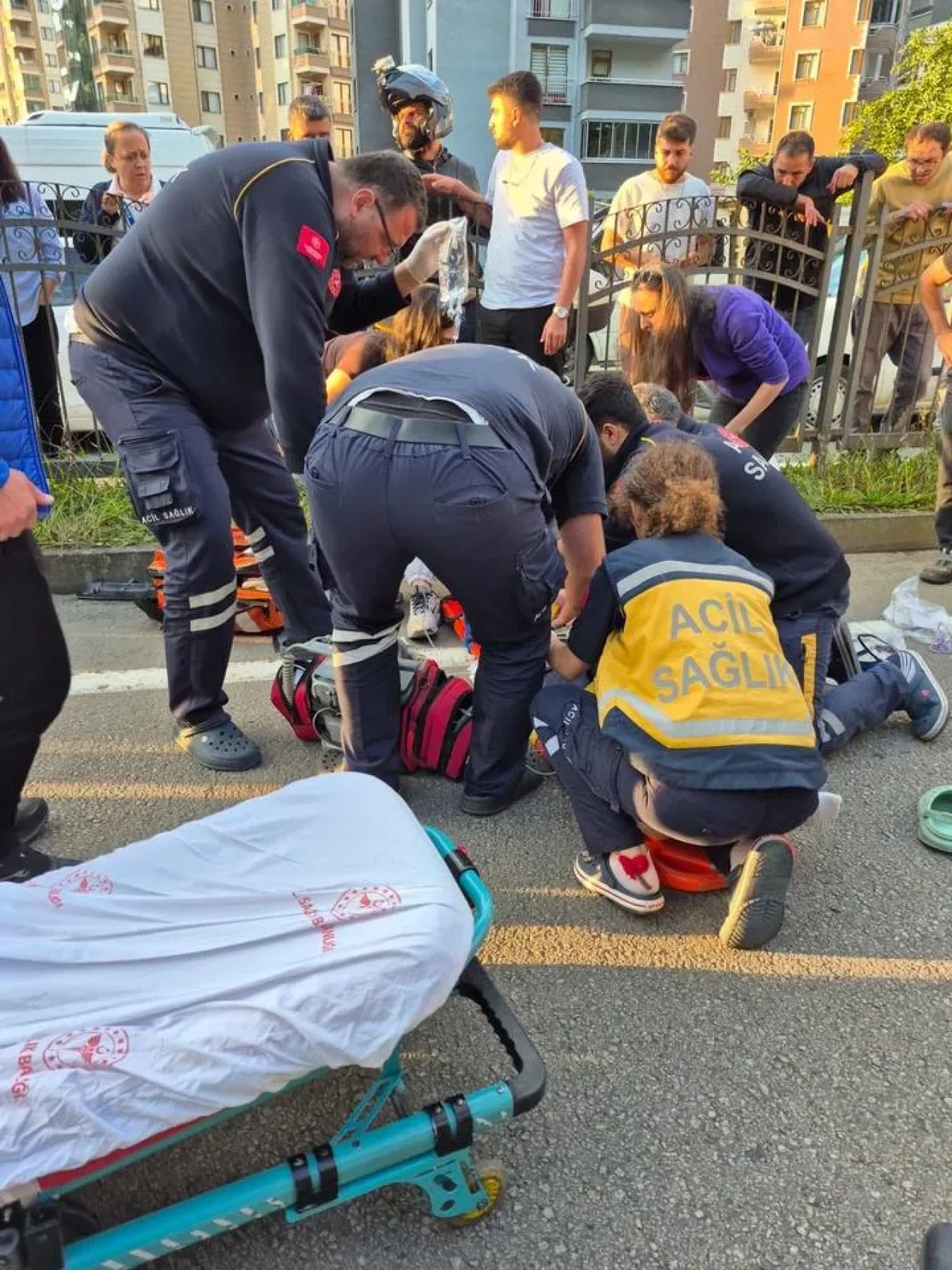 Rize'de paramedik kamyonet çarpması sonucu ağır yaralandı