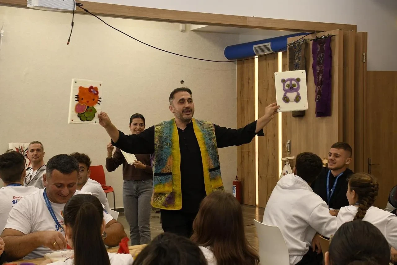 Kuşadası Belediyesi gençlik toplantısında keçe atölyesi düzenledi