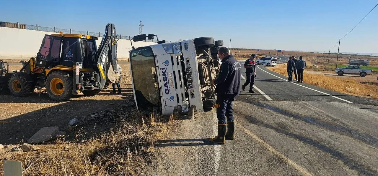 Gaziantep Karkamış’ta devrilen yakıt tankerinin sürücüsü hafif yaralandı