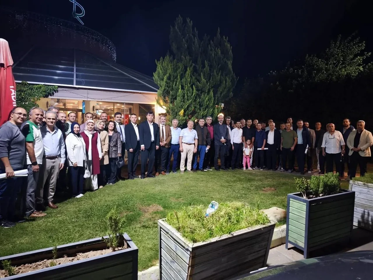 Eğitim-Bir-Sen Manisa Şube Başkanı Ahmet Yasav Akhisar’da emekli eğitimcilere plaket takdim