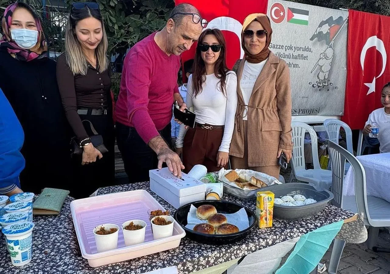 Çeşme Namık Kemal İlkokulu öğrencileri Gazze için yardım etkinliği düzenledi.