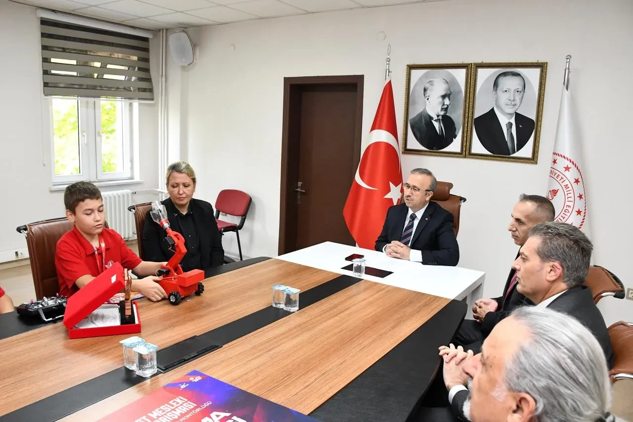 TEKNOFEST şampiyonu öğrenciler İl Milli Eğitim Müdürü Sinan Aydın'ı ziyaret etti