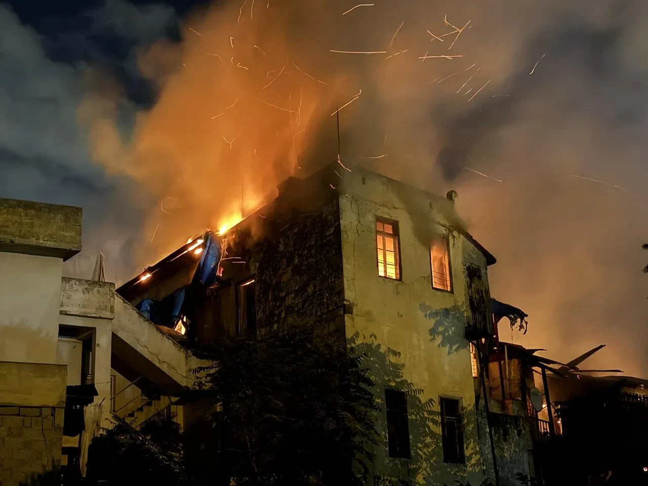 Tarsus'ta iş yerinde çıkan yangın 2 binaya sıçradı