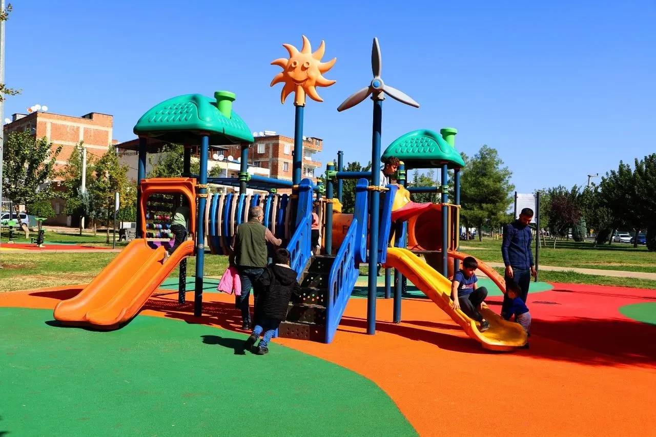Diyarbakır Büyükşehir Belediyesi parklardaki oyun alanlarını yeniliyor