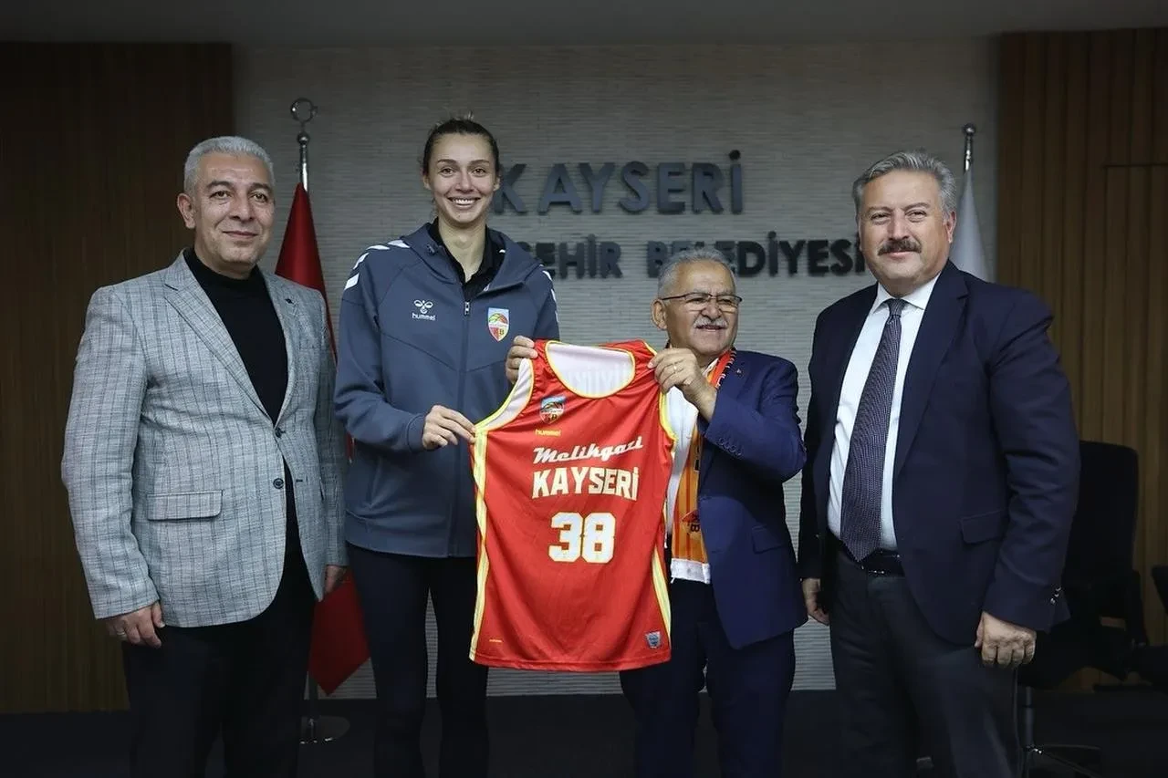Başkan Büyükkılıç Melikgazi Kayseri Kadın Basketbol Takımı'nı makamında ağırladı