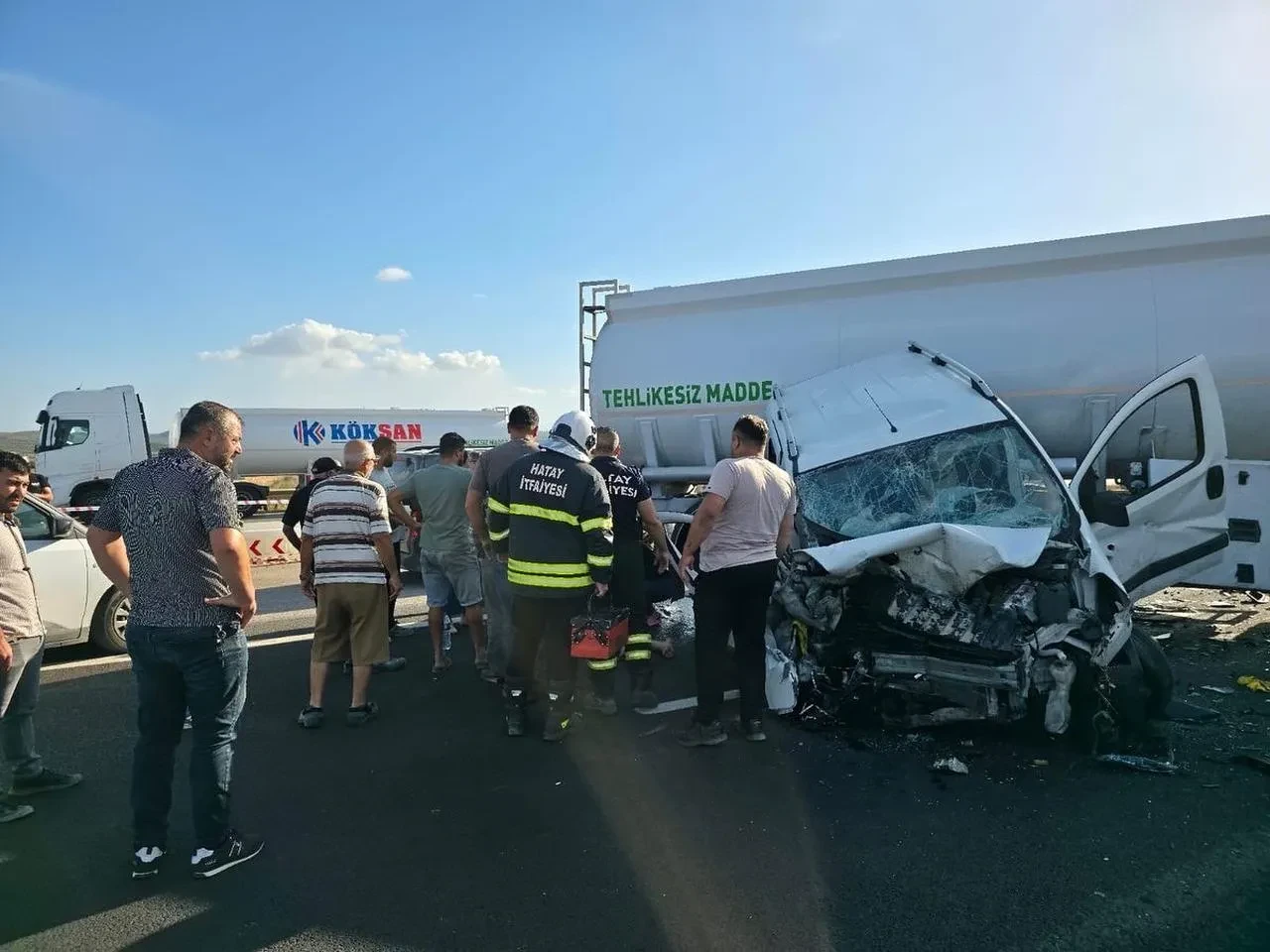 Hatay İskenderun Adana otoyolunda tankerle çarpışan araçta 3 yaralı