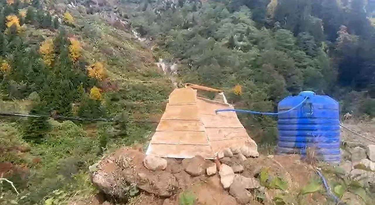 Rize'nin ayder yaylası'nda mezar görünümlü su deposu şaşırttı
