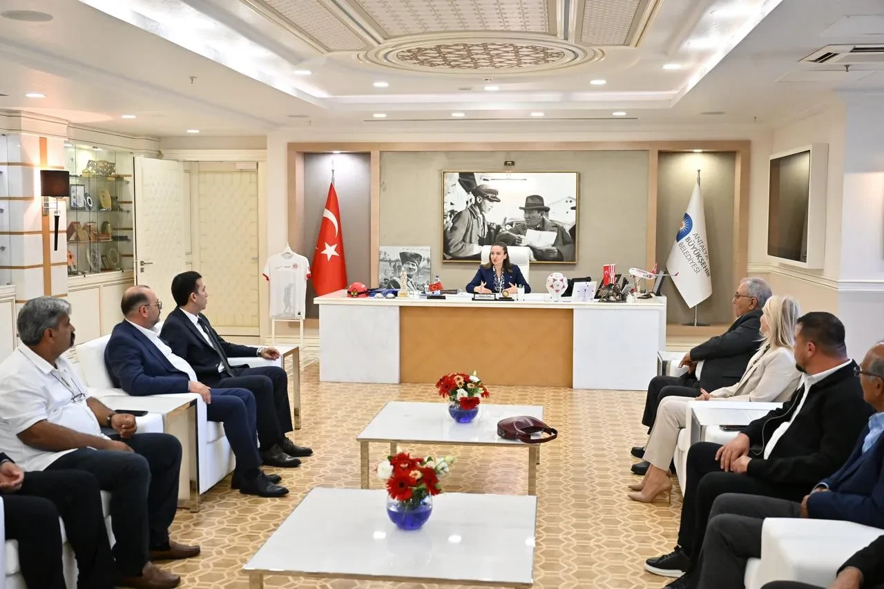 Antalya Büyükşehir Belediyesi Başkan Vekili Özdemir muhtarlarla bir araya geldi