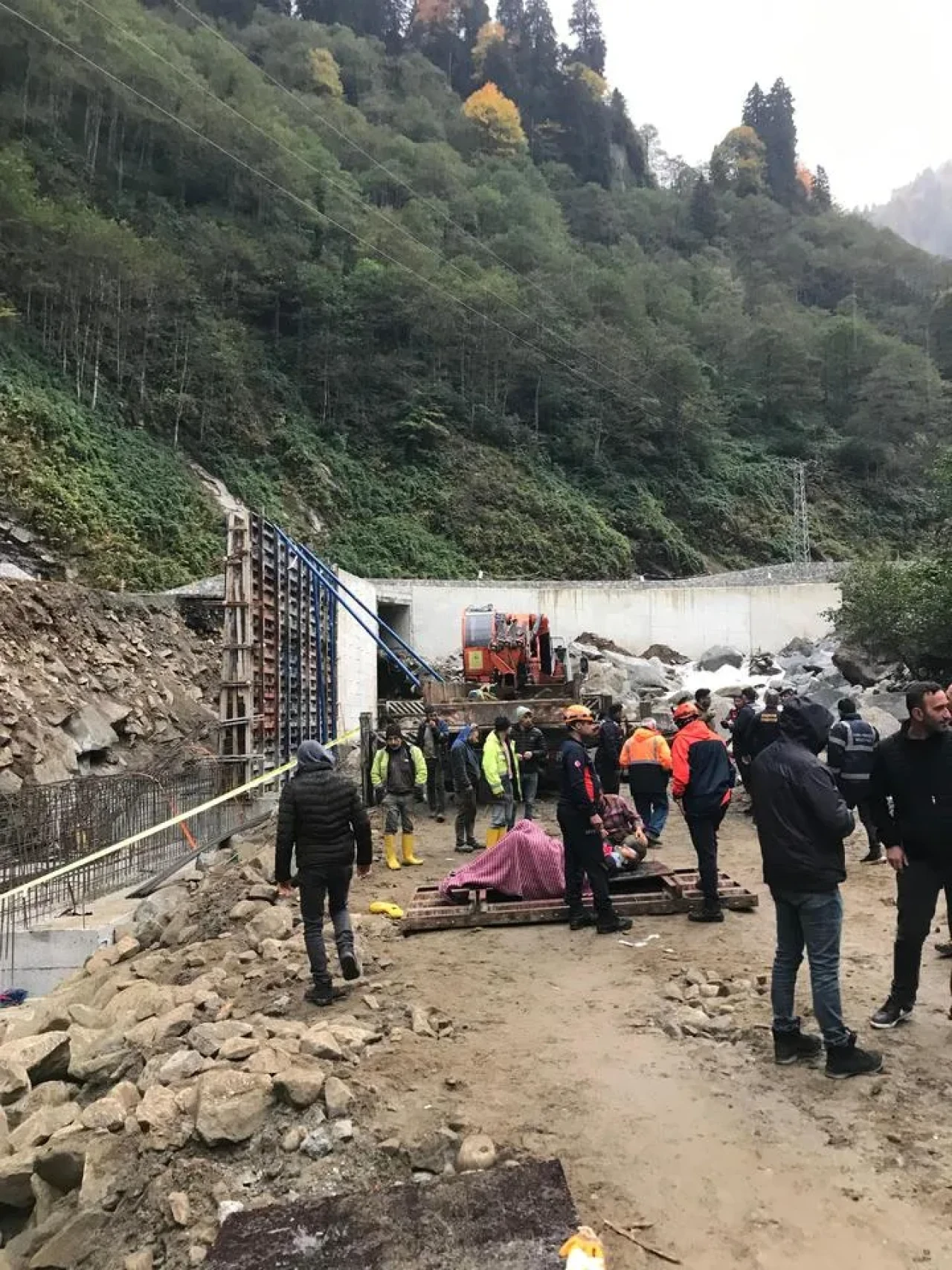 Çamlıhemşin’de dere ıslahında çöken kalıp 5 işçiyi yaraladı