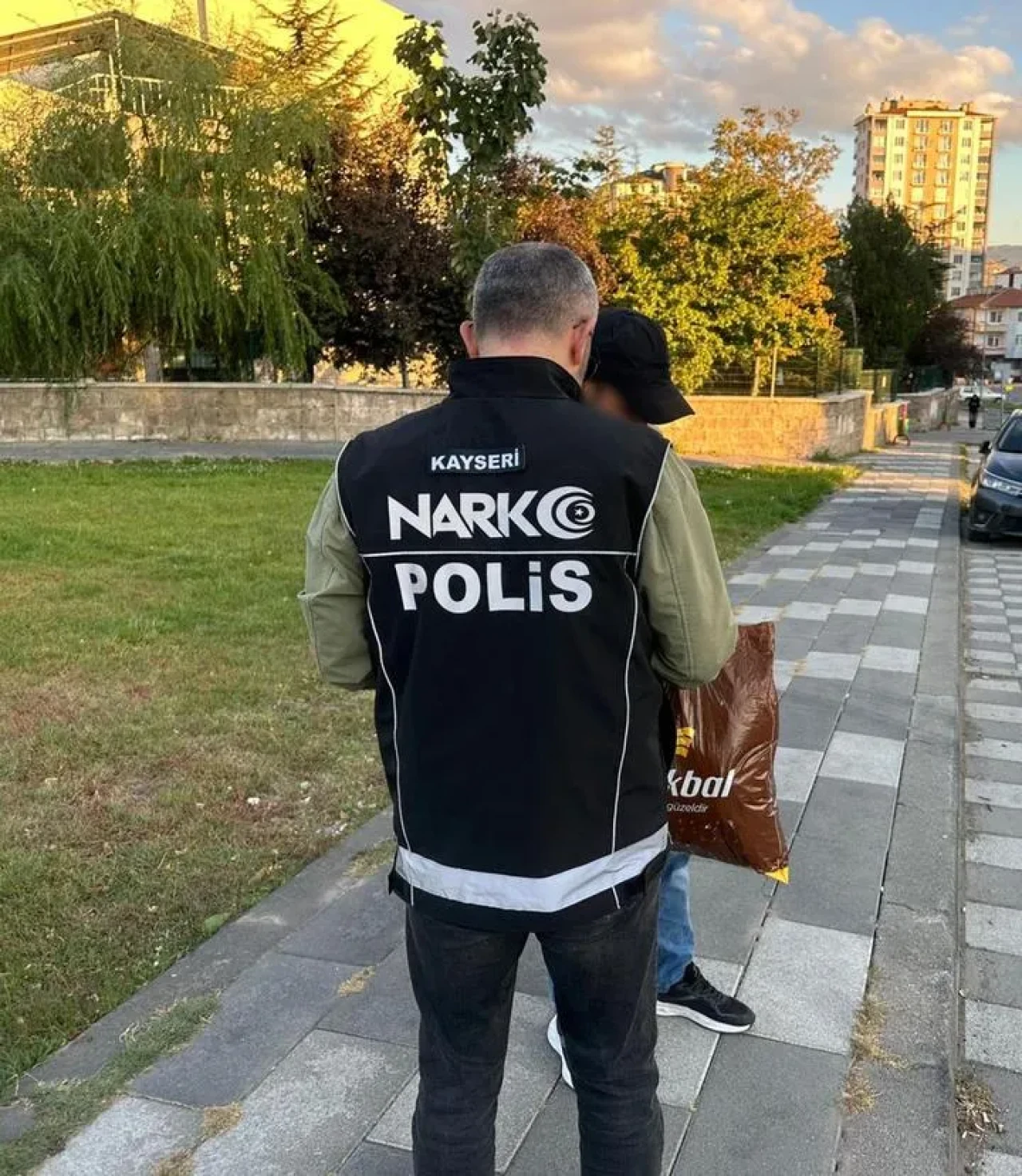 Kayseri'de polis ekipleri Narko-Okul uygulamasında 14 şahsı sorguladı