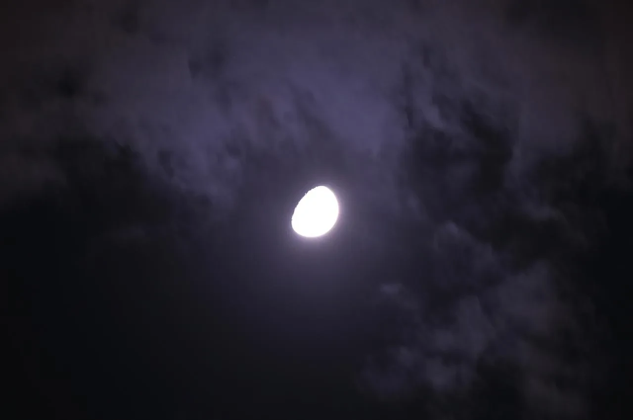 Bitlis Ahlat’ta şişkin ay gökyüzünde büyüleyici manzara oluşturdu