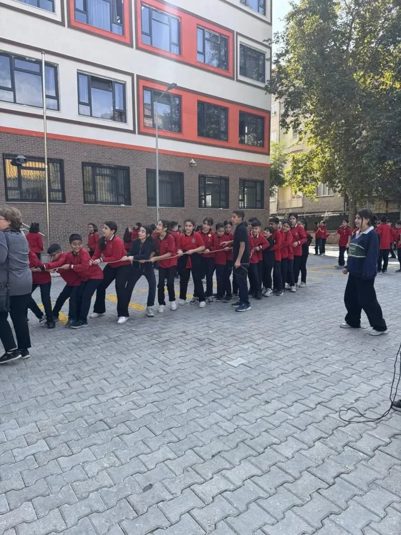 Elazığ Mezre Ortaokulu öğrencileri geleneksel oyunlar ile eğleniyor