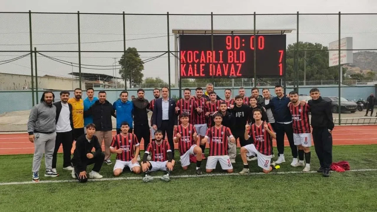 Başkan Arıcı Koçarlı Belediyespor’a galibiyet primi ve borç ödeme müjdesi verdi