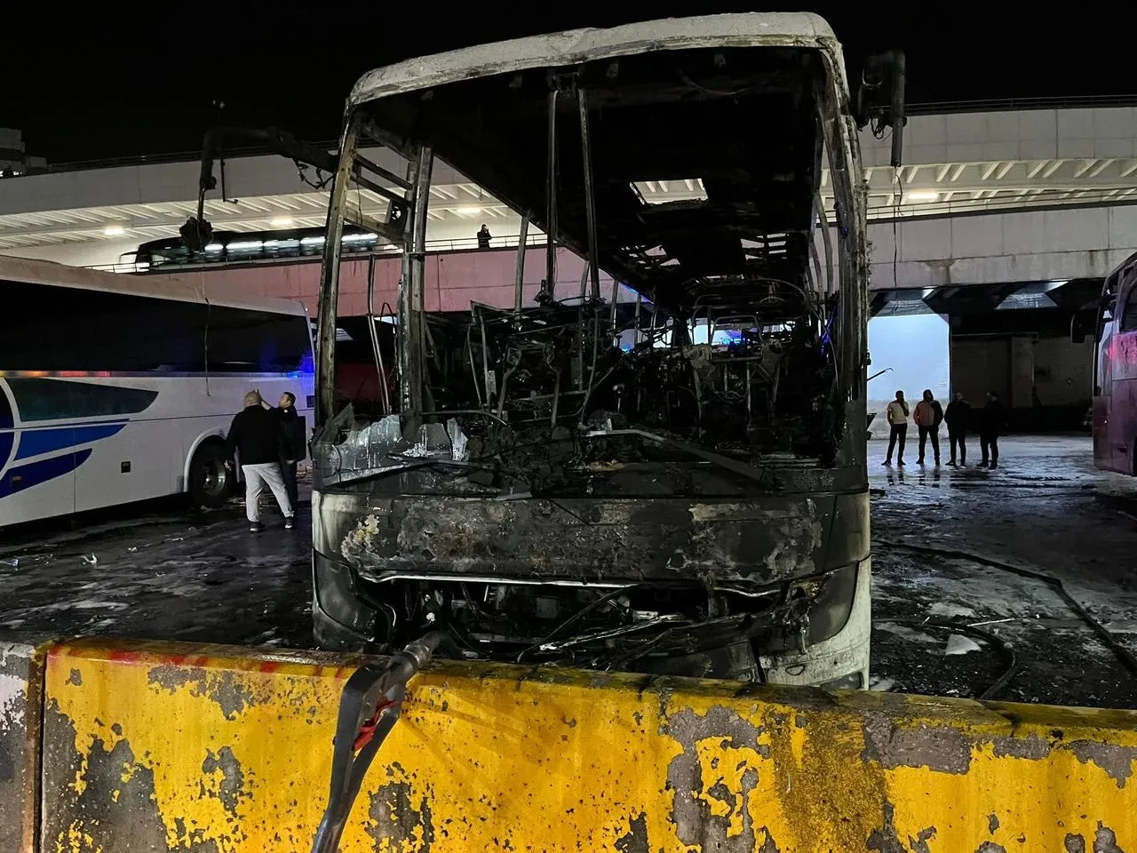 Ankara AŞTİ otoparkında otobüs yangını paniğe neden oldu