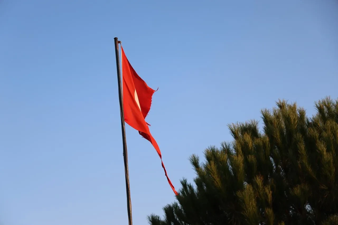 Aydın’ın Köşk ilçesinde yırtılan Türk bayrağı değiştirilmeyi bekliyor