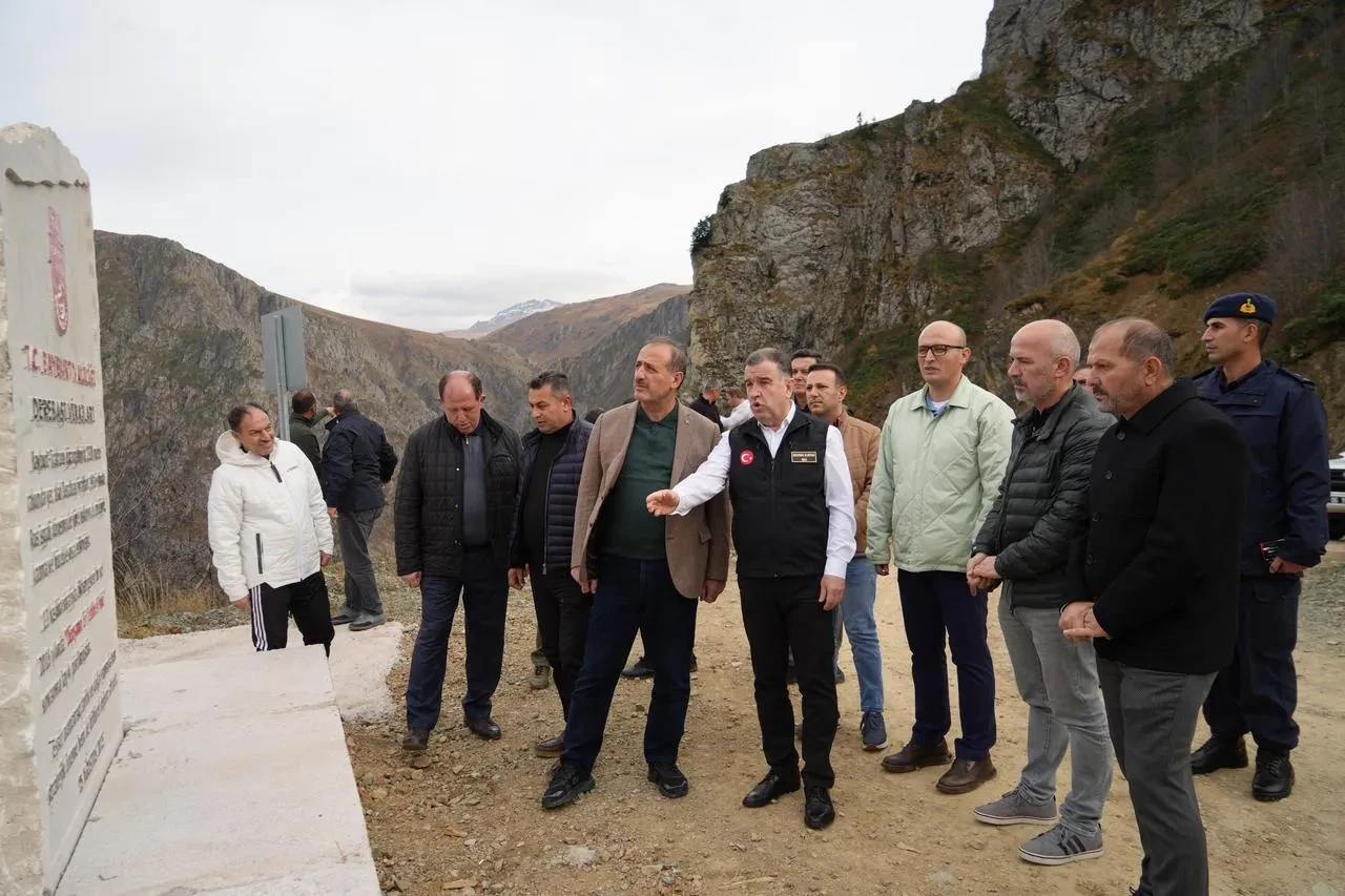 Bayburt Valiliği Derebaşı Virajları'na künye taşı dikti