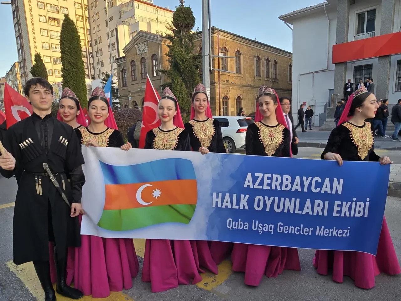 Yozgat Uluslararası Halk Dansları Şenliği renkli görüntülerle başladı