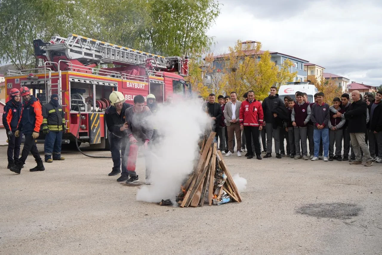 Bayburt'ta Milli İrade Anadolu Lisesinde deprem ve yangın tatbikatı yapıldı