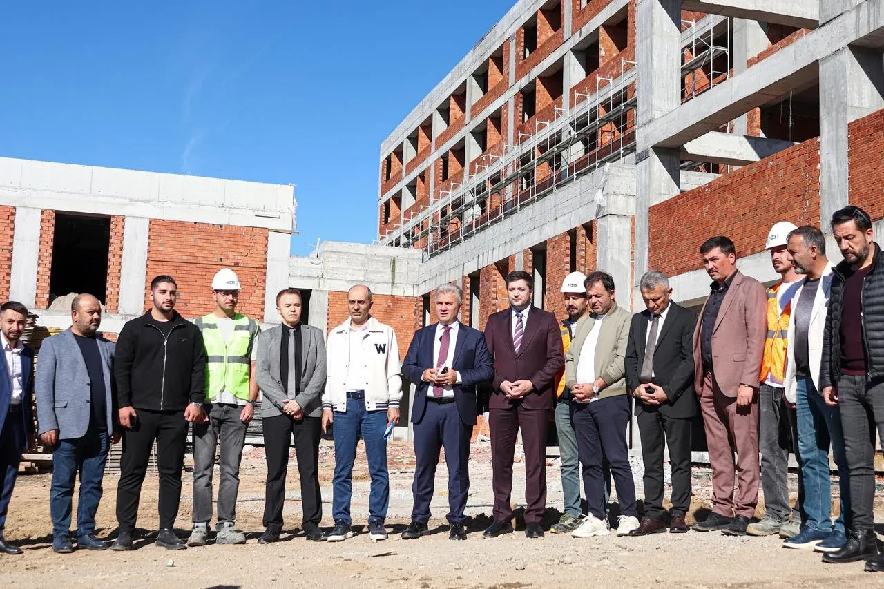 Edremit Devlet Hastanesi inşaatını Dr. Mustafa Canbey inceledi