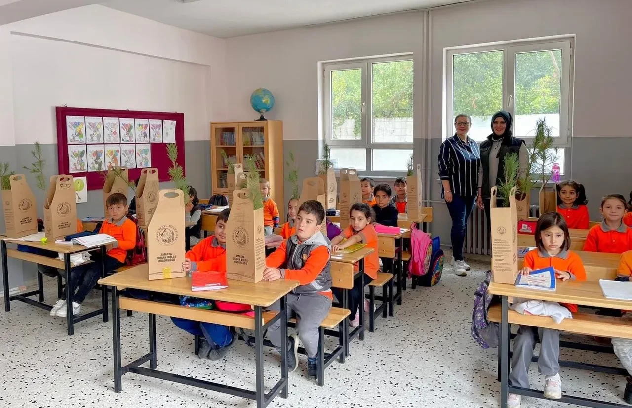 Amasya Orman Bölge Müdürlüğü öğrencilere fidan dağıtarak çevre bilinci oluşturdu