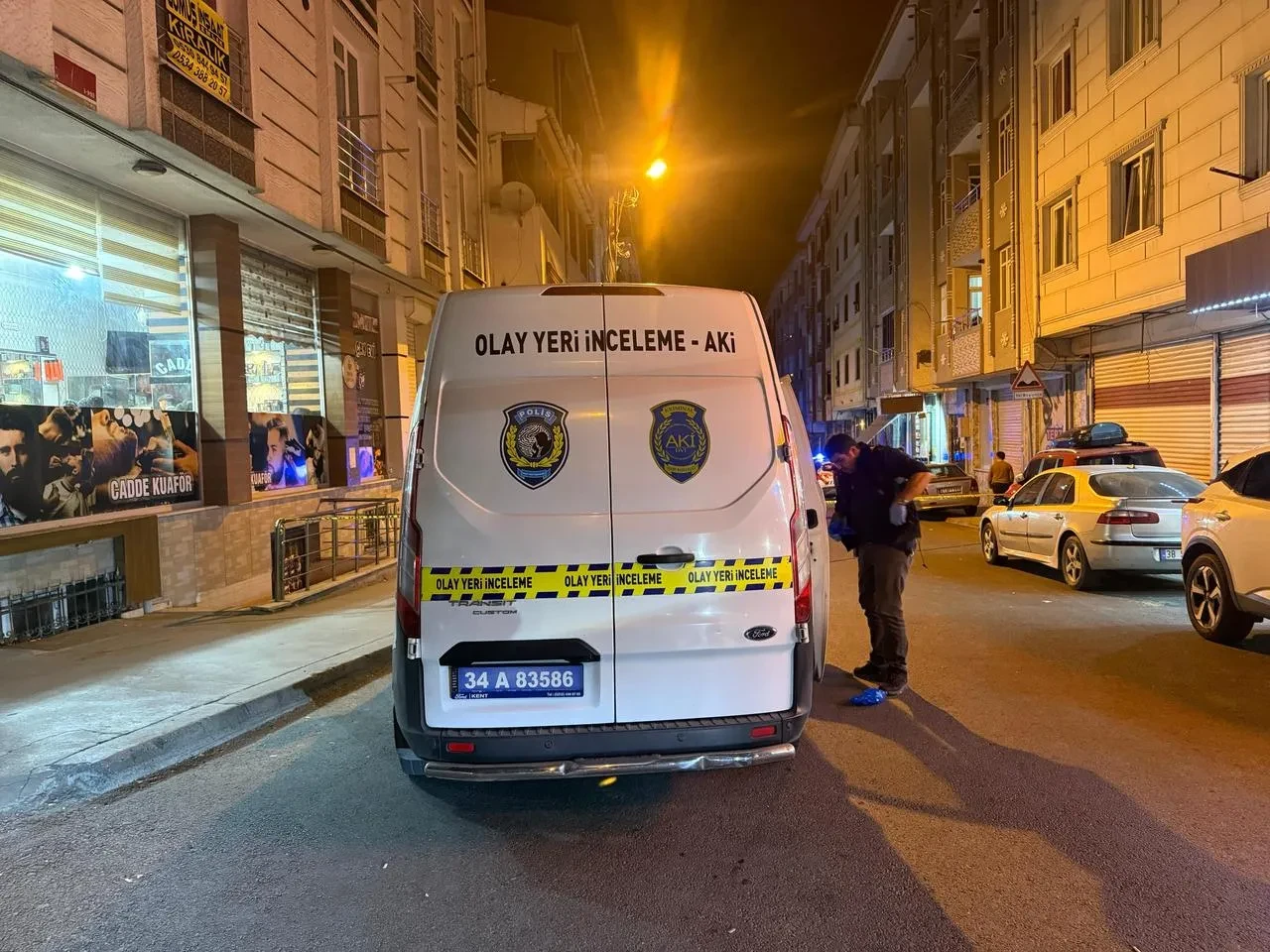 Esenyurt'ta kahvehaneye silahlı saldırı kurşunlar araçlara isabet etti