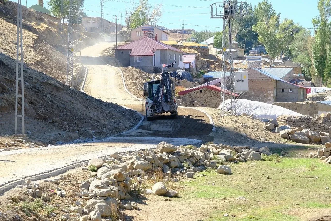 Ağrı’da Hamur ve Tutak köy yollarında asfaltlama çalışmaları tamamlandı