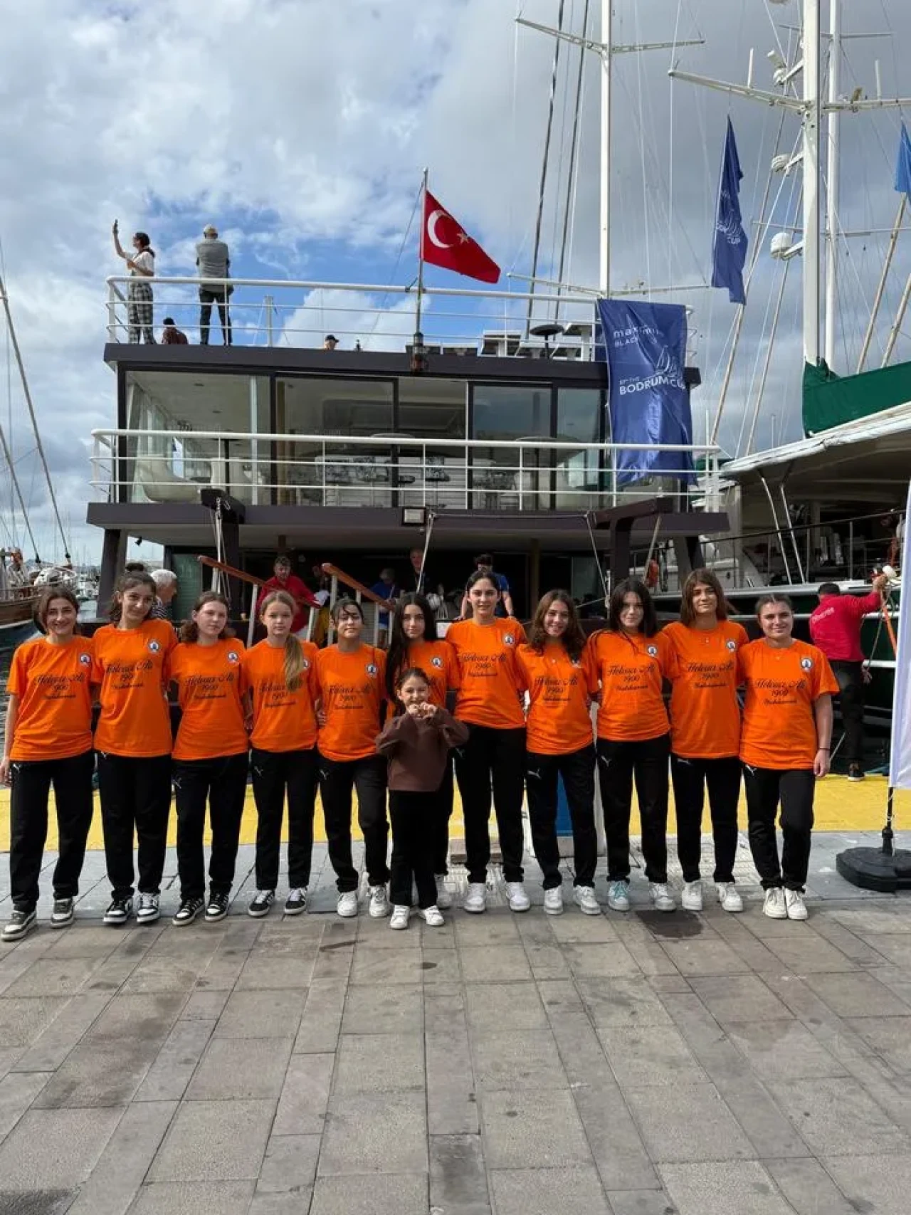 Armada Praxis Yalıkavak Spor hentbol takımı The Bodrum Cup'ta denizle buluştu