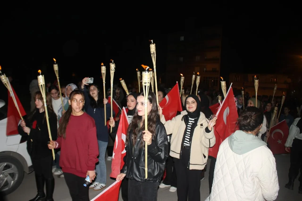 Malazgirt’te Cumhuriyet’in 102. yılı fener alayı yürüyüşüyle kutlandı