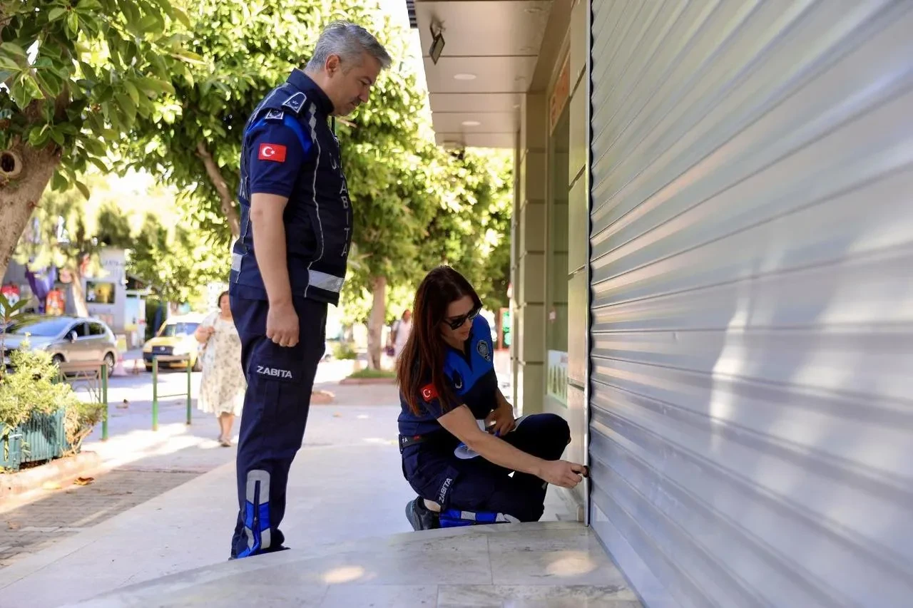 Alanya Belediyesi zabıta ekipleri tarihi geçmiş ürün satan iki işletmeyi kapattı