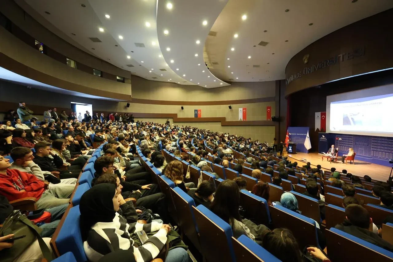 Rektör Sözbir Düzce Üniversitesi öğrencilerine kariyer tavsiyeleri verdi