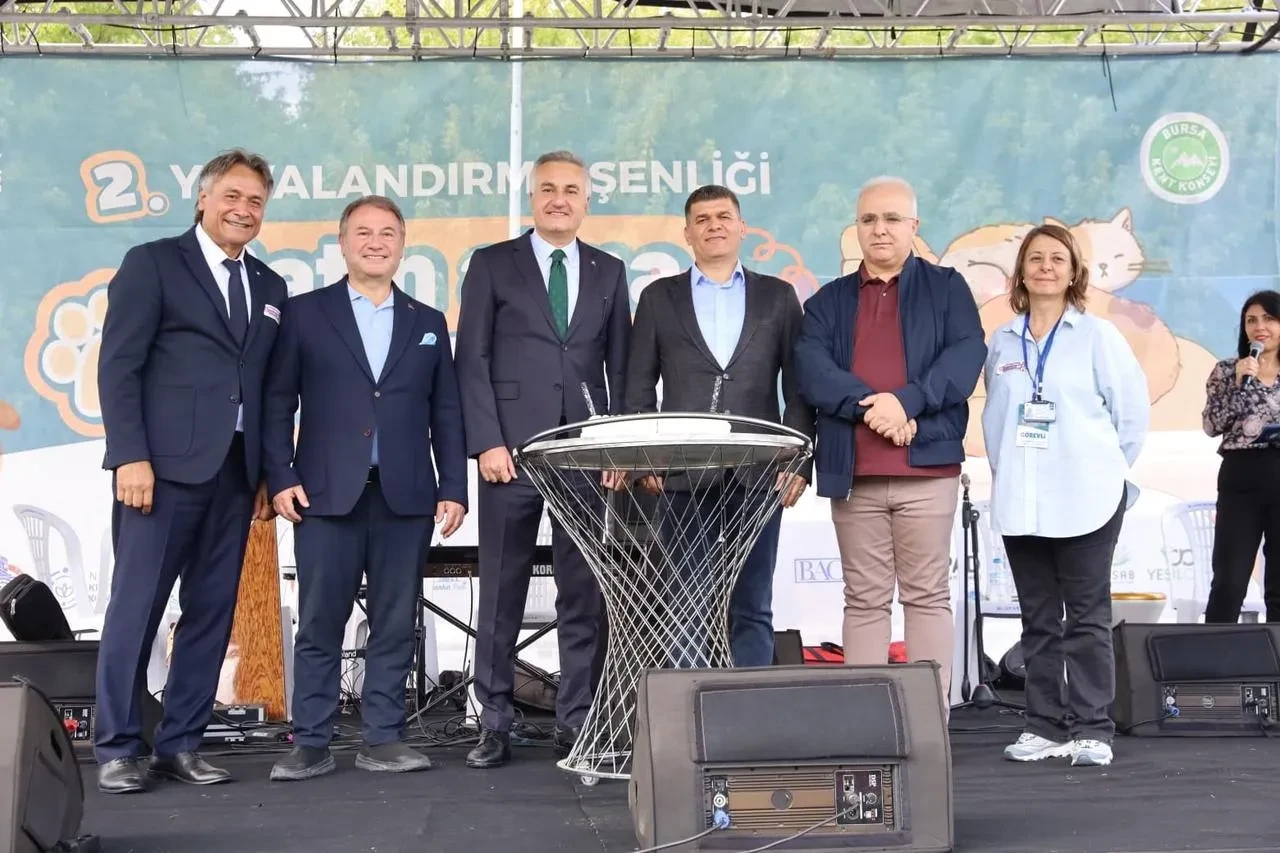 Bursa Büyükşehir Belediyesi sahipsiz hayvanlar için yuvalandırma şenliği düzenledi