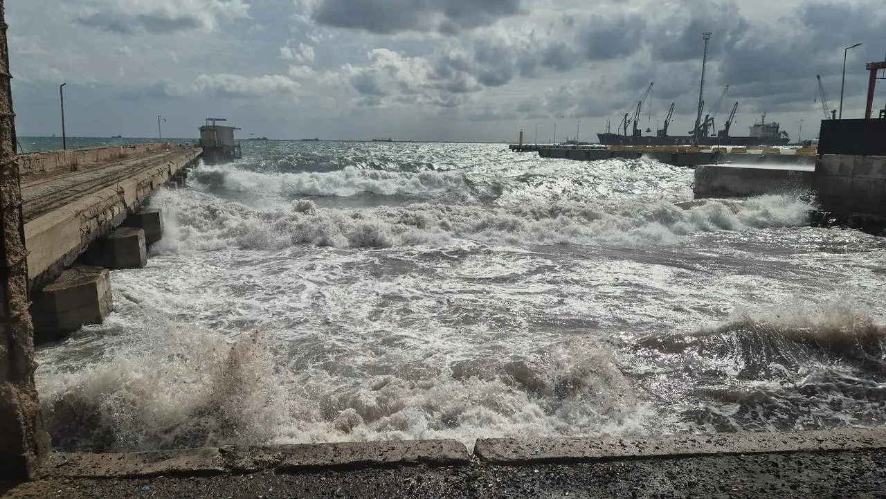 Marmara Denizi’nde poyraz fırtınası nedeniyle gemiler demirledi