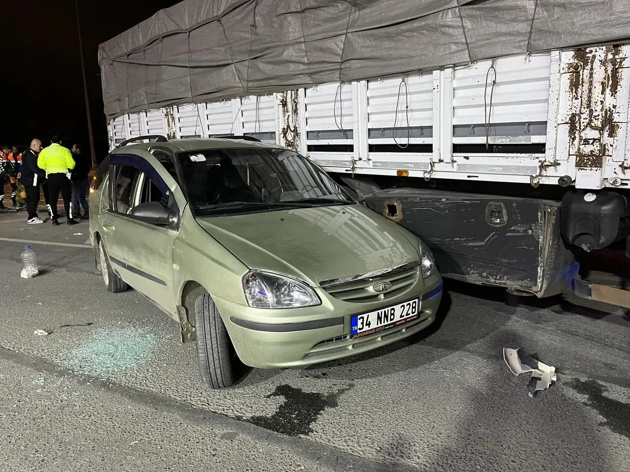 Sultangazi’de kontrolden çıkan tır 5 araca çarptı 1 yaralı