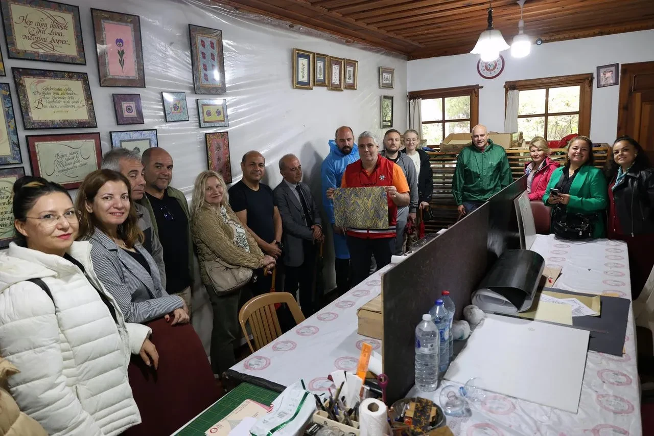 Erasmus projesi ortakları Menteşe'de ebru sanatını deneyimledi