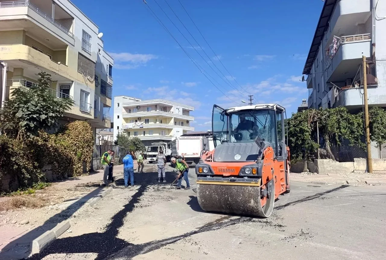 Akdeniz Belediyesi mahallelerde asfalt ve kaldırım yenileme çalışmaları yapıyor.