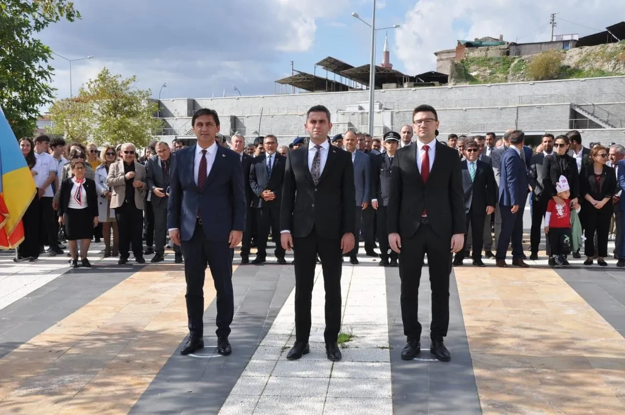 Selendi’de atatürk anıtına çelenk sunma töreni gerçekleştirildi