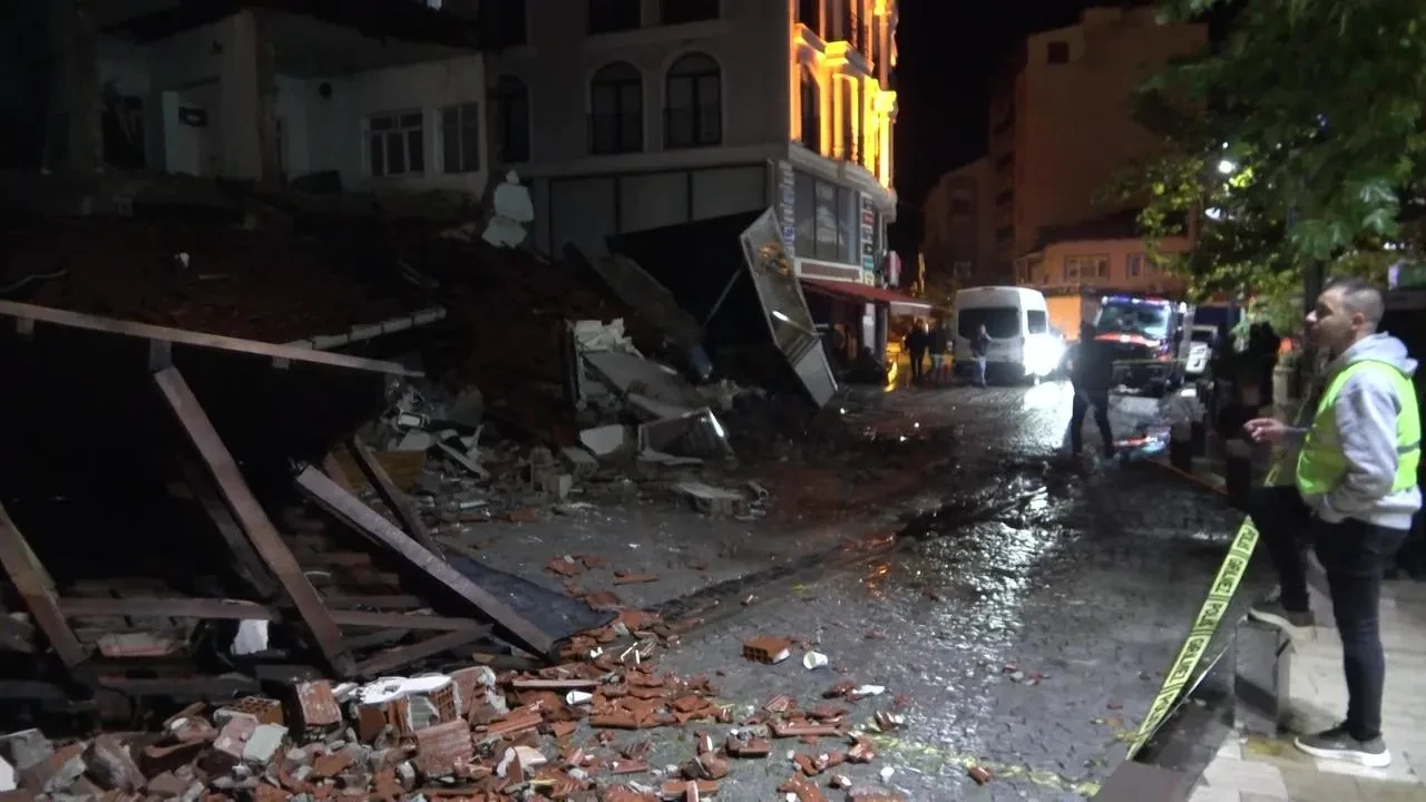 Bakan Yerlikaya Balıkesir'de deprem bölgesinde incelemelerde bulundu