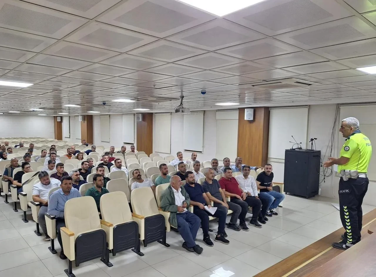 Siirt Belediyesi şoförlere trafik güvenliği eğitimi düzenledi