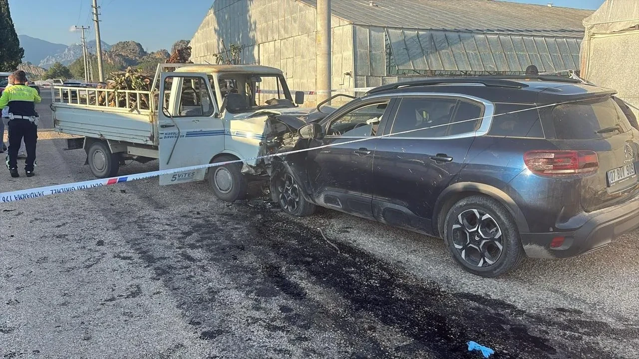 Antalya’nın Serik ilçesinde otomobil ile kamyonet çarpıştı üç yaralı