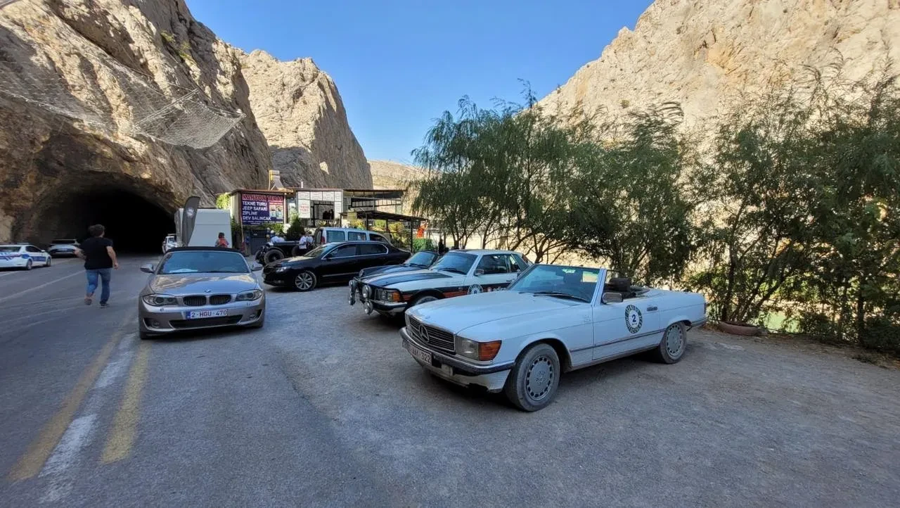 Belçikalı klasik araç tutkunları Kemaliye'de doğal güzellikleri keşfetti