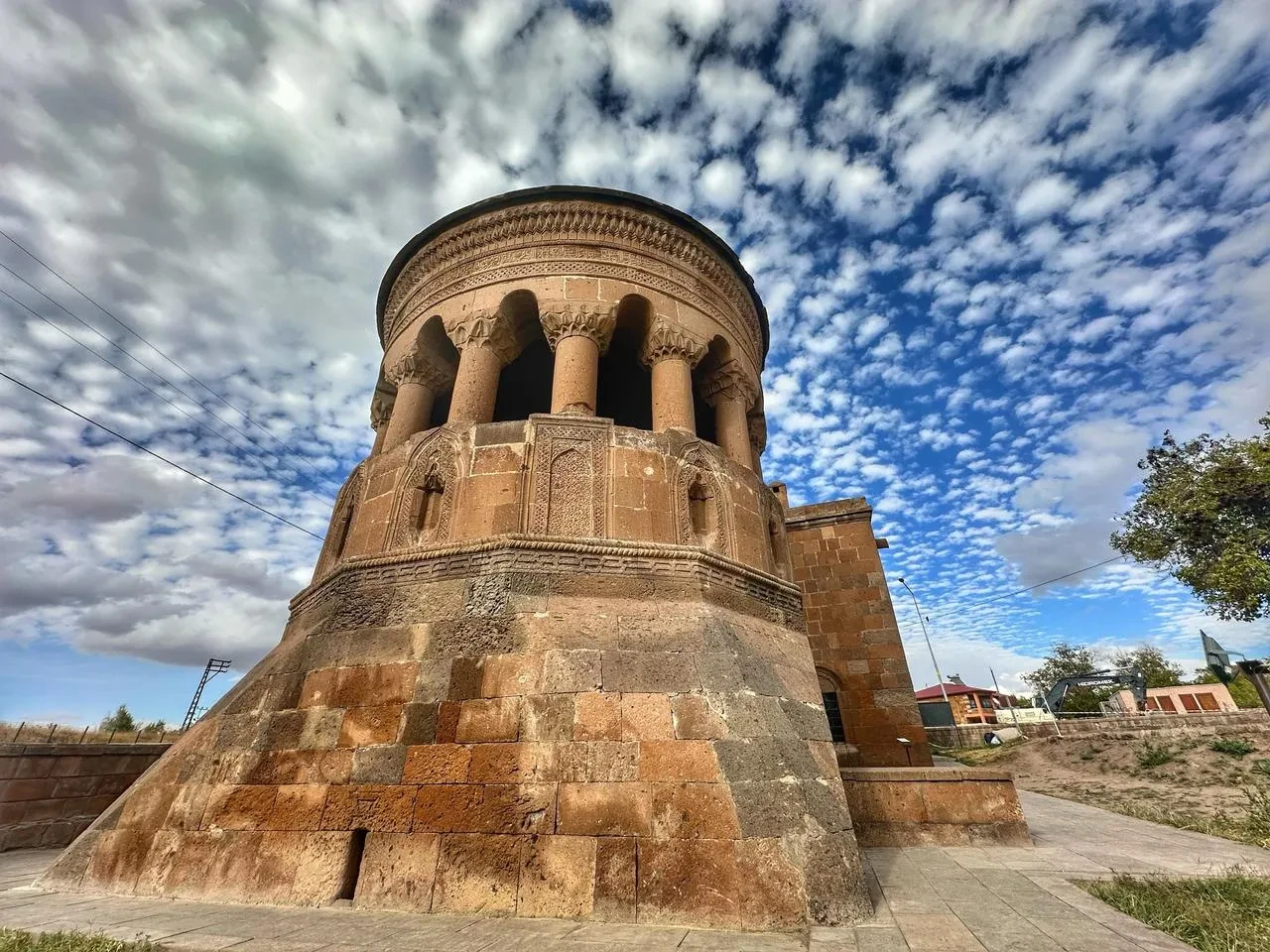 Ahlat'ta bulutlar ve Selçuklu kümbetleri görsel şölen sundu