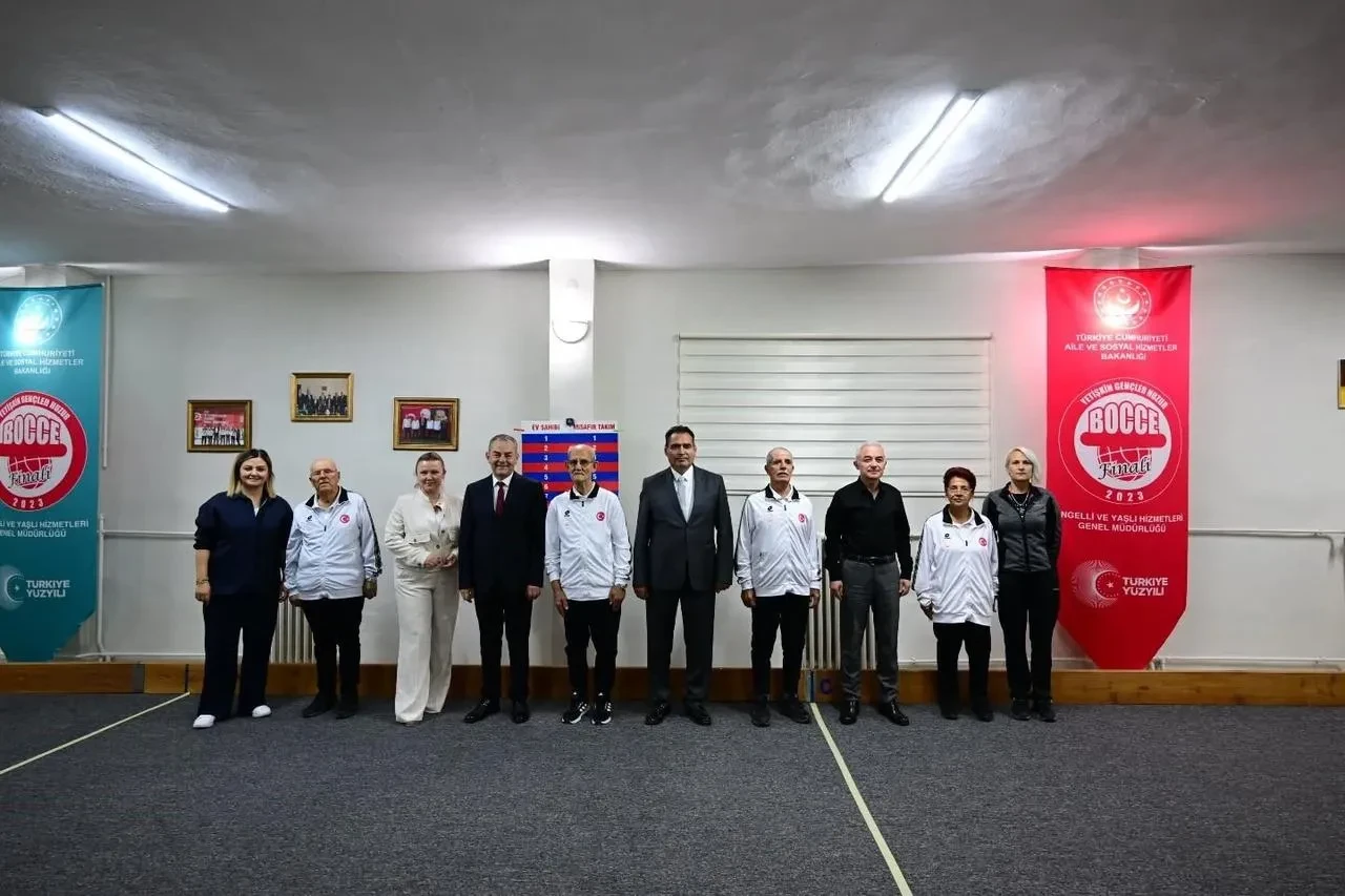 Kırklareli'de huzurevi sakinleri ile protokol üyeleri bocce müsabakası yaptı