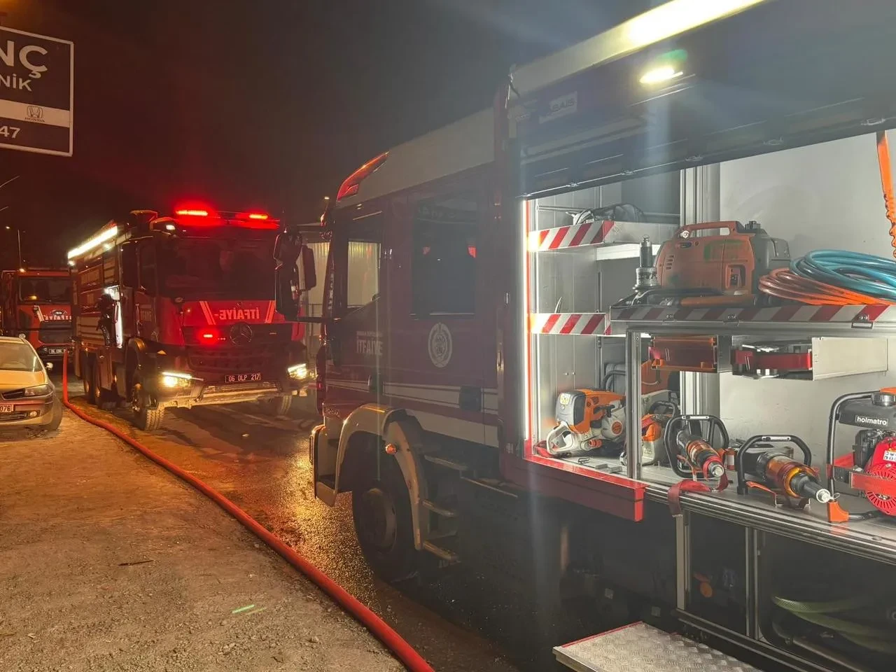 Ankara Yenimahalle'de oto tamir dükkanında yangın çıktı