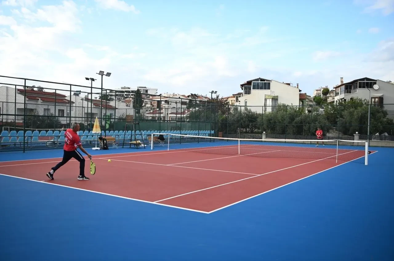 Kuşadası'nda Cumhuriyet Kupası tenis turnuvası başladı