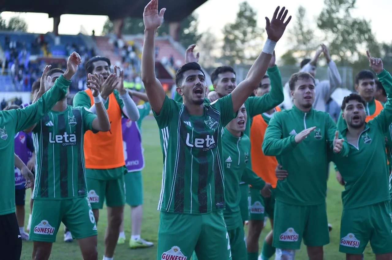 Kafkasspor 3 kırmızı kartla 8 kişi kalmasına rağmen Bulvarspor'u 2-1 yendi