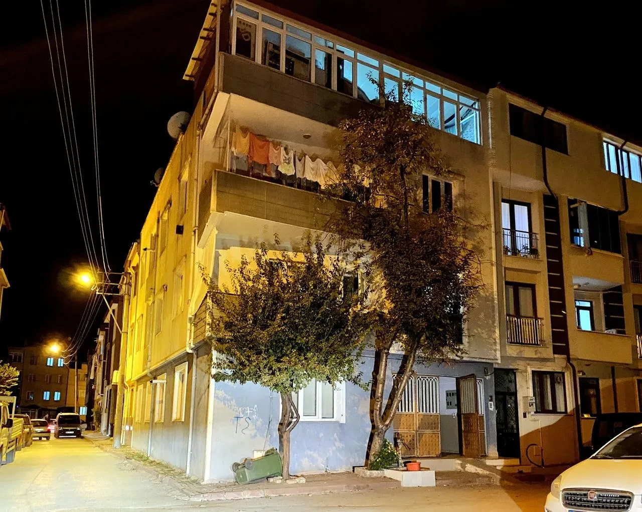 Bursa İnegöl’de genç kız apartman terasından düşerek ağır yaralandı