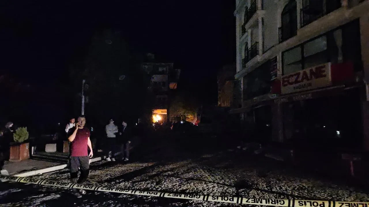 Balıkesir Sındırgı’da 6.1 Depremde Üç Bina Yıkıldı