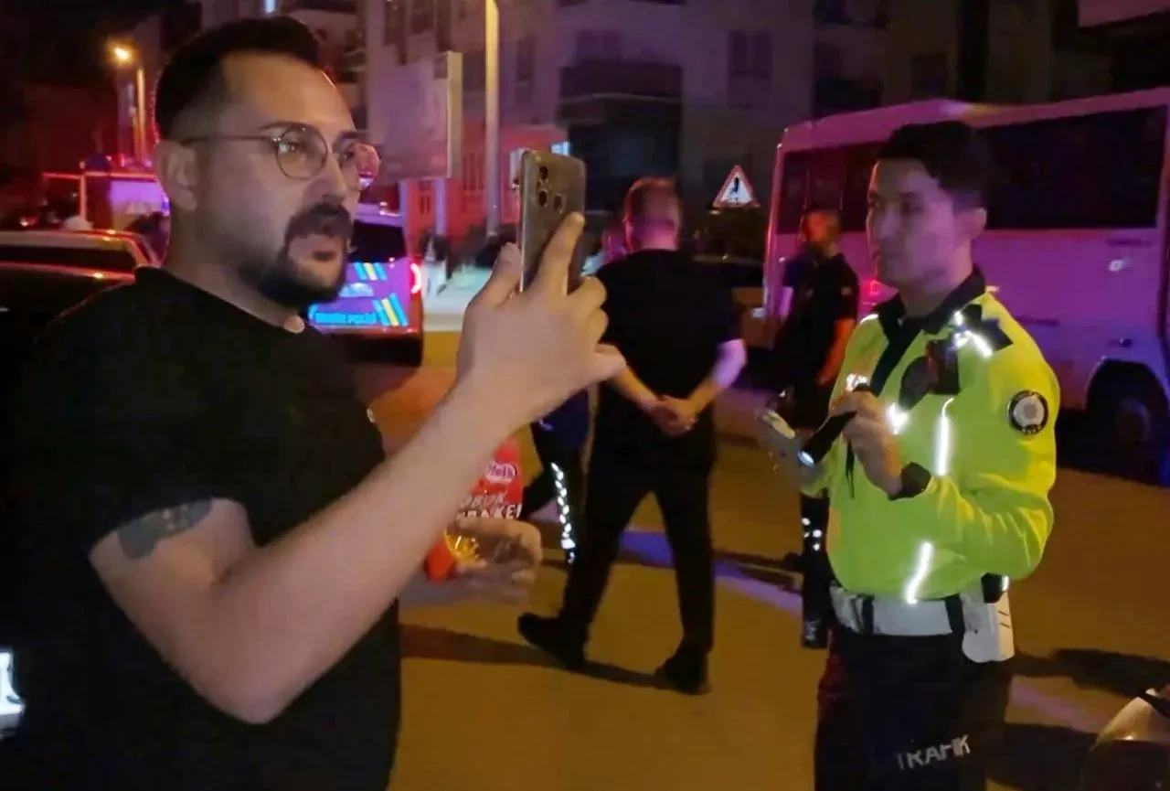 Alkollü sürücü polise alkolmetreye üflemedi ve kraker yedi