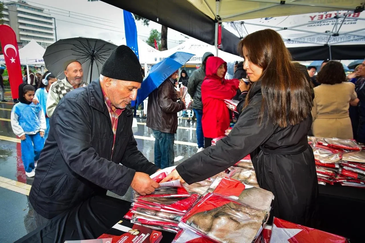 Bursa büyükşehir belediyesi cumhuriyet bayramı için ata posterleri dağıtıyor