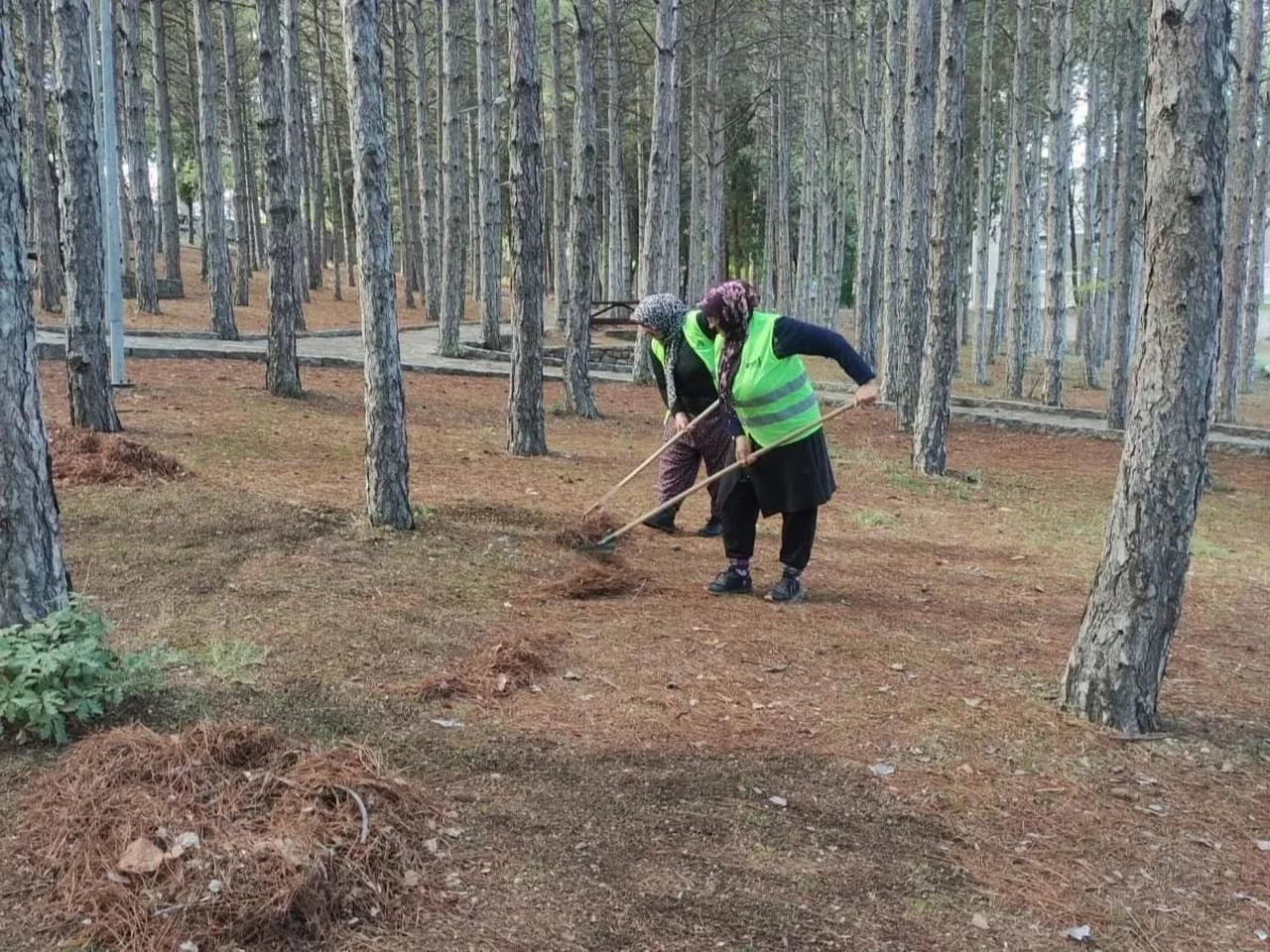 Gediz İlçesi'nde Adnan Menderes Ve Rıza Ocakoğlu Parkları Yenileniyor